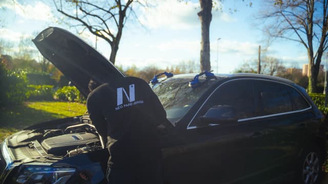 Technicien avec logo NRLD PARE-BRISE